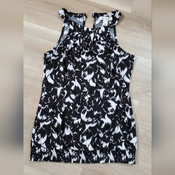 Black & White Dressy Tanktop with peekaboo slit. (S) - Picture 4 of 8